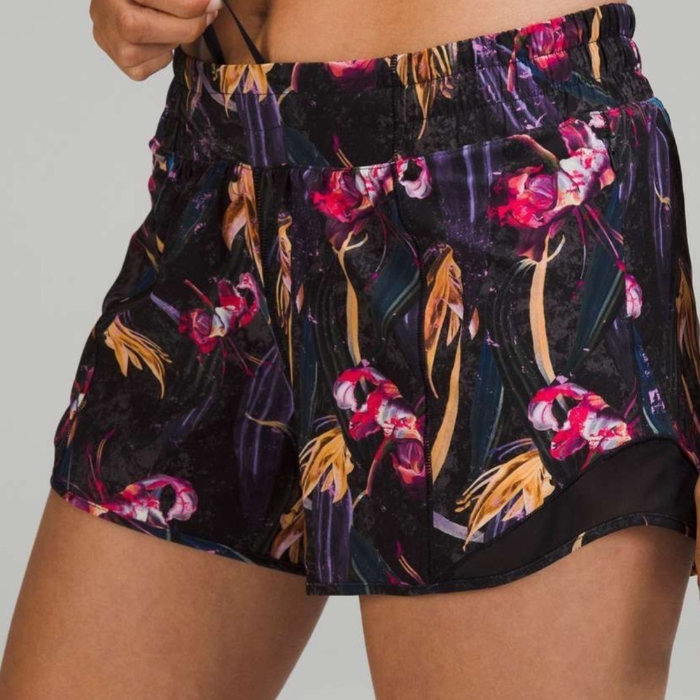 Lululemon Hotty Hot Low-Rise Lined Short 4" Veiled Floral Black Multi / Black 12